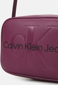 Calvin Klein Jeans SCULPTED CAMERA MONO - Taška s příčným popruhem - amaranth