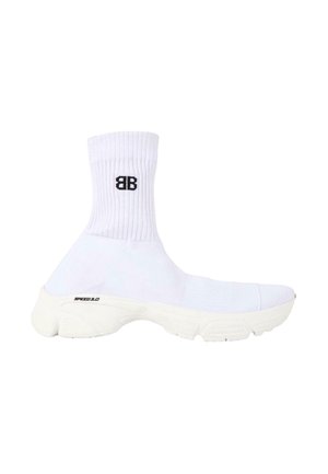 Hvid sneakers i sokkestil med ribbet ankelmanchet, sort "BB" logo og tyk tekstureret sål mærket "SPEED 3.0" på siden.
