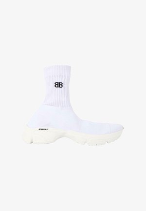 Baskets blanches style chaussette avec chevillère côtelée, logo noir "BB" et semelle épaisse texturée avec l'inscription "SPEED 3.0" sur le côté.