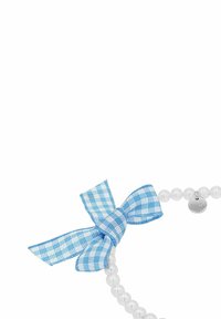 Collana di perle con un fiocco di tessuto a righe blu e bianche e un piccolo ciondolo d'argento inciso con '925 a'.