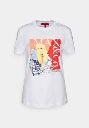 Hvid bomulds T-shirt med et farverigt grafisk design med en figur og blomsterakcenter. Teksten siger "MAX & CO." med fede bogstaver.