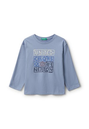 Maglietta a maniche lunghe blu chiaro in cotone, con stampa grafica che riporta il testo "UNITED COLORS OF BENETTON" in vari colori.