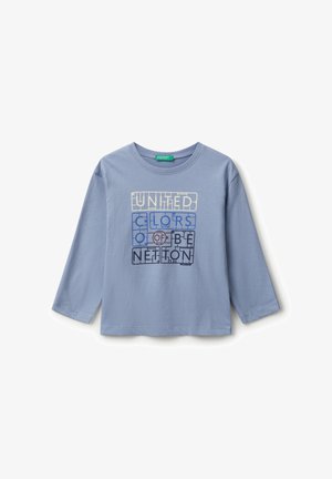Helles blaues Langarm-T-Shirt aus Baumwolle mit einem grafischen Druck, auf dem der Text "UNITED COLORS OF BENETTON" in verschiedenen Farben zu sehen ist.
