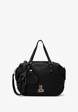 Bolso tote de cuero negro con herrajes dorados, acabado texturizado, doble asa, charm desmontable en forma de corazón y logo en relieve en la parte frontal.