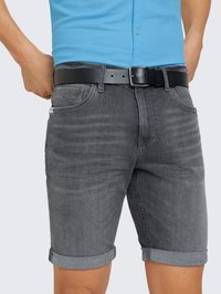 Shorts en denim gris avec revers roulés, cinq poches et ceinture noire. Le tissu a une texture lisse et des détails de lavage subtils.