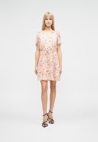 Φόρεμα με λουλουδάτο μοτίβο σε ανοιχτό ροζ χρώμα, με V-λαιμόκοψη, κοντά μανίκια και δεμένη μέση. Κατασκευασμένο από ελαφρύ ύφασμα με αέρινο σχεδιασμό.