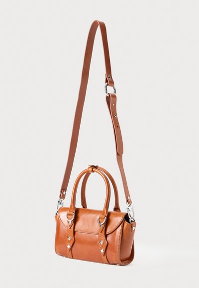 Piccola borsa in pelle marrone con due manici superiori, una tracolla removibile e dettagli in hardware argentato. Texture liscia e forma strutturata.