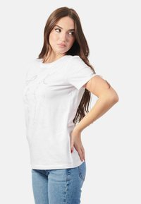 Armani Exchange CON STRASS - T-shirt con stampa - bianco