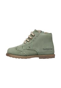 Stivali alla caviglia in camoscio verde con design perforato e lacci beige. Presentano una suola in gomma con una finitura marrone chiaro e il branding sul lato.