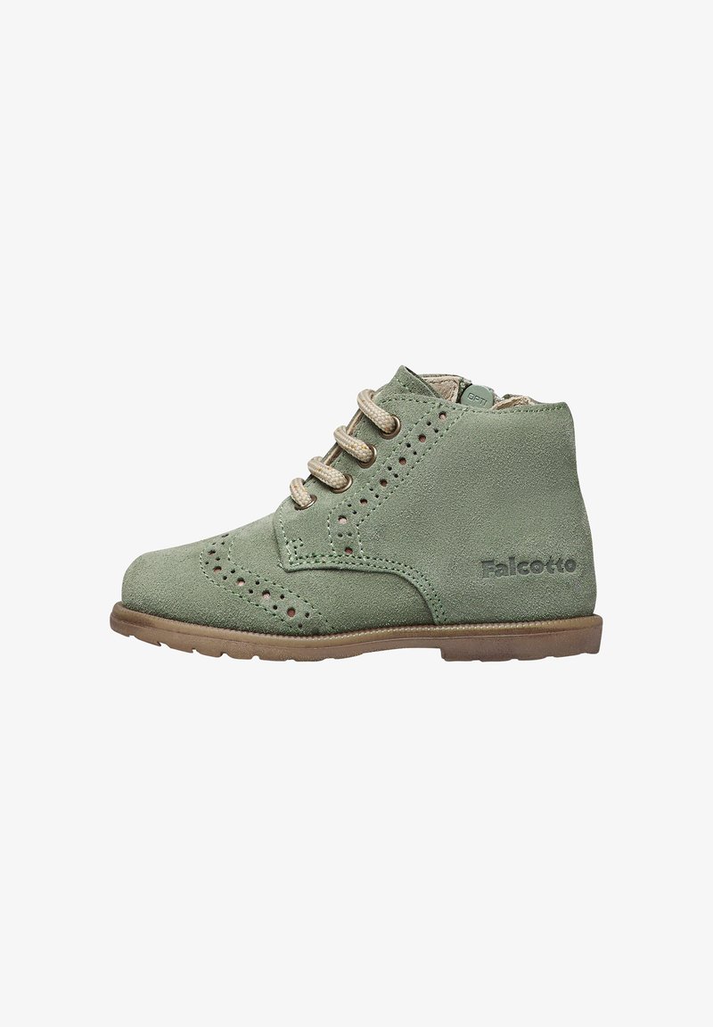 Bottes de cheville en suède vert avec un design perforé et des lacets beiges. Elles disposent d'une semelle en caoutchouc avec une finition marron clair et d'une marque sur le côté.