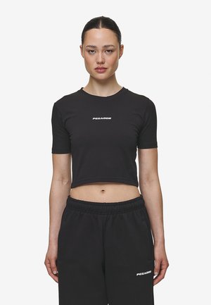 Camiseta corta negra hecha de una tela ligera, con un escote redondo y mangas cortas, con el logo "PEGADOR" en blanco en la parte delantera.