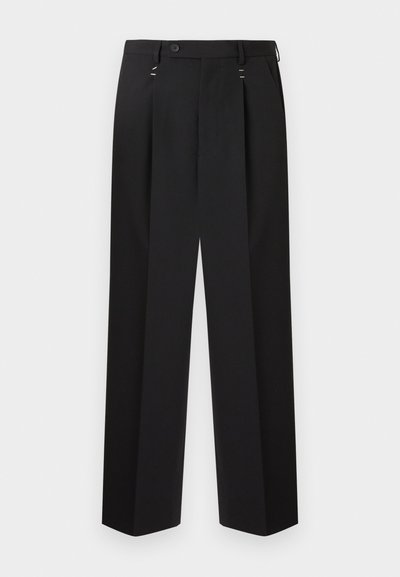 Černé kalhoty s rovnými nohavicemi, zdobené dvěma sklady, jedním knoflíkovým zapínáním a jemnými stříbrnými kovovými detaily.