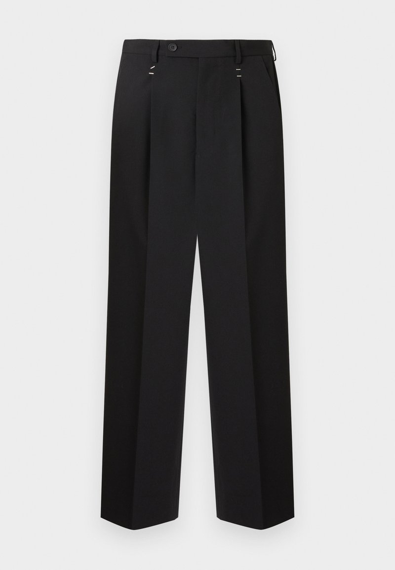 Pantalon noir à coupe droite, doté de deux plis, d'une fermeture à un bouton et de discrètes touches de métal argenté.
