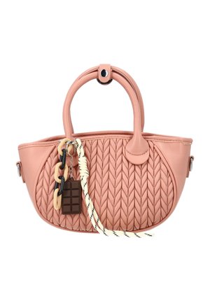 Borsa trapuntata rosa con manici arrotondati, decorata con un portachiavi a forma di barretta di cioccolato, maglie di catena beige e nere e una corda a righe.