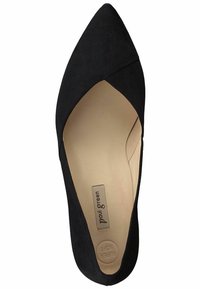 Černé semišové lodičky s špičatou špičkou a nízko střiženým designem, se béžovou koženou stélkou. Uvnitř se nachází značka "Paul Green" a "Super Soft".