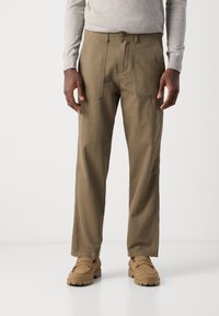 Khaki bukser med lige ben-design, lavet af bomuld. Har to forlommer, en knaplukning og en glat tekstur.