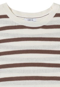 Maglione lavorato a maglia con righe orizzontali marroni e crema e scollo rotondo, caratterizzato da una texture intrecciata e dall'etichetta del marchio "CECIL".