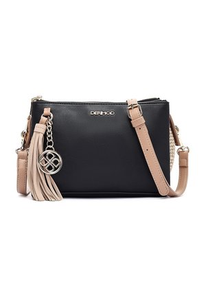 Czarna skórzana torebka na ramię z beżowym regulowanym paskiem, dekoracyjnym chwostem i srebrnym okrągłym breloczkiem, na przodzie z logo "DERIMOD".