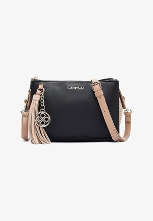 Czarna skórzana torebka na ramię z beżowym regulowanym paskiem, dekoracyjnym chwostem i srebrnym okrągłym breloczkiem, na przodzie z logo "DERIMOD".