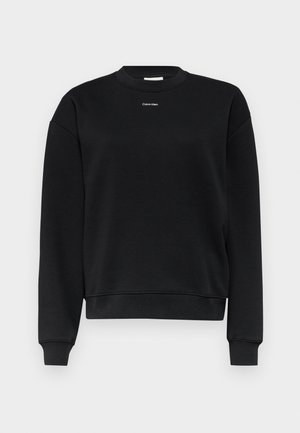 Sort sweatshirt med rund hals, lange ærmer og ribbede manchetter. Har et lille hvidt logo på brystet. Blødt bomuldsblandingsmateriale.