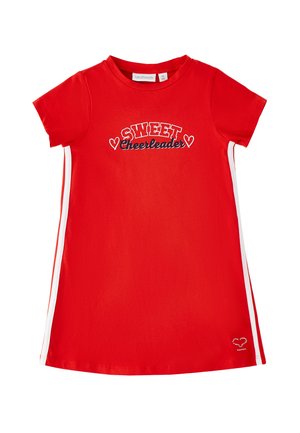 Vestito rosso a maniche corte con strisce laterali bianche e testo "Sweet Cheerleader" con cuori stampati sul petto, e un piccolo disegno a forma di cuore vicino all'orlo.