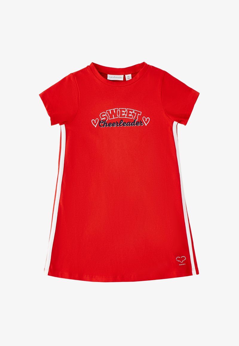 Rotes Kleid mit kurzen Ärmeln, weißen Seitenstreifen und dem Aufdruck "Sweet Cheerleader" mit Herzen auf der Brust sowie einem kleinen Herz-Design am Saum.