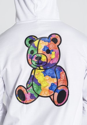 Buntes Teddybär-Motiv aus kleineren, mehrfarbigen Gummibärchen, auf der Rückseite eines weißen Hoodies gedruckt.