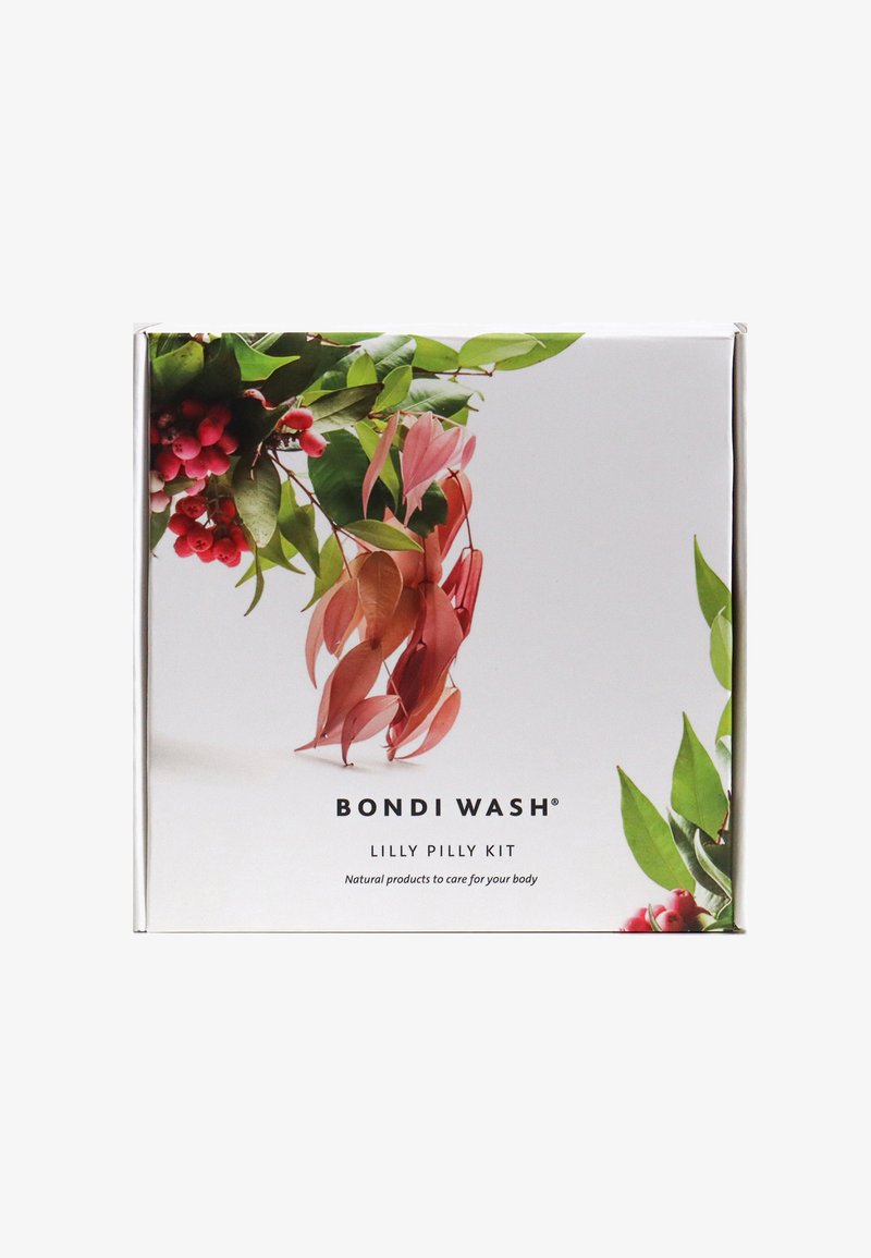Die Verpackung des Bondi Wash Lilly Pilly Kits zeigt ein florales Design mit rosa und grünen Blättern und beinhaltet den markant dargestellten Markennamen.