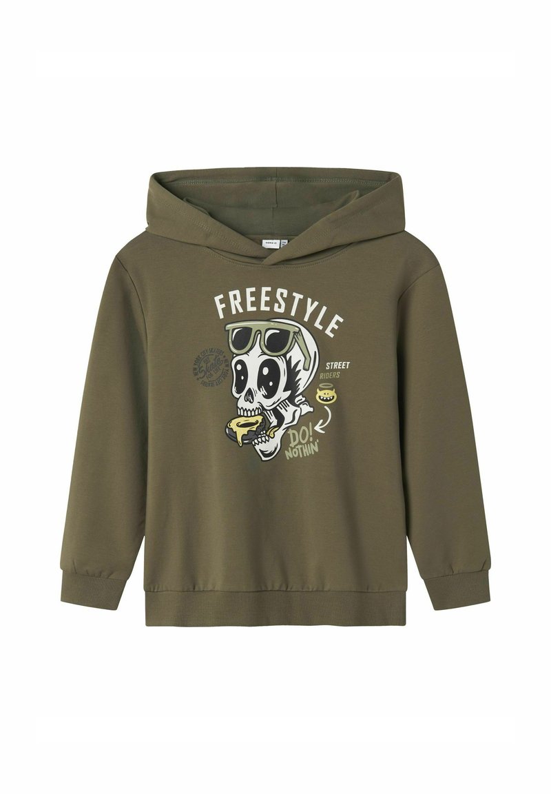 Sweat-shirt à capuche vert olive en mélange de coton, avec un graphisme d'une tête de mort portant des lunettes de soleil et un slogan. Texture douce et poignets côtelés.