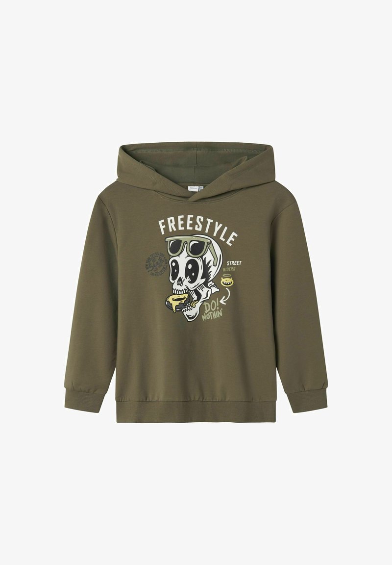 Sweat-shirt à capuche vert olive en mélange de coton, avec un graphisme d'une tête de mort portant des lunettes de soleil et un slogan. Texture douce et poignets côtelés.