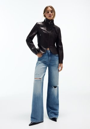 Bershka, RIPPED HIGH-WAIST WIDE-LEG - JEANS - Wide Leg - royal blue