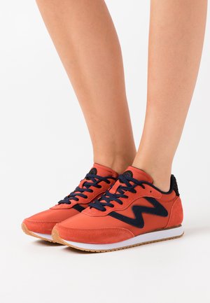 OLIVIA II - Trainers - chili