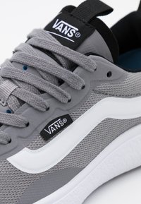 Vans ULTRARANGE EXO - Sportcipő - frost gray/true white
