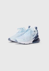 Par tenisica Nike Air Max 270 u svijetloplavoj i tamnoplavoj boji s mrežastim gornjim dijelom i vidljivim Air jastučićem u potplatu na bijeloj pozadini.