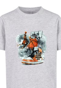 Camiseta de algodón gris con un gráfico de un jugador de baloncesto, zapatos, un balón de baloncesto y el texto "TRABAJA DURO SUEÑA EN GRANDE."