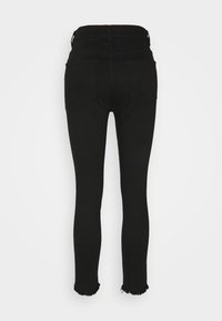Jeans skinny negros de cintura alta, con dobladillos deshilachados y bolsillos traseros. Hechos de denim con una textura suave.