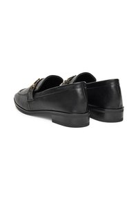 Czarne skórzane mokasyny z niskim obcasem, z dekoracyjnymi złotymi elementami i przeszyciami z przodu. Gładka textura.