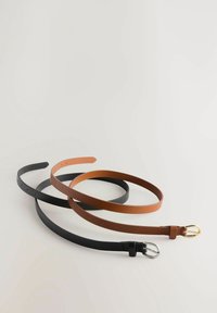 Trois ceintures en cuir : une noire avec une boucle en argent, une marron avec une boucle en or, et une beige. Texture lisse, design minimaliste.
