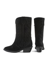 Cizme cowboy din suede negru, cu vârfuri ascuțite și cusături decorative pe tulpină. Toc mic, de tip bloc; design simplu, fără elemente metalice vizibile.