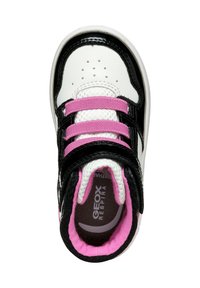 Zwarte, witte en roze sneaker met klittenbandsluitingen, geperforeerde neus, gevoerd kraagje en logo op de binnenzool. Gemaakt van gladleer en textielmateriaal.