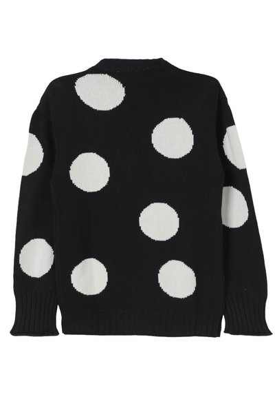 Maglione nero con pois bianchi, dotato di scollatura e polsini a costine, texture lavorata a maglia e una vestibilità ampia e rilassata.