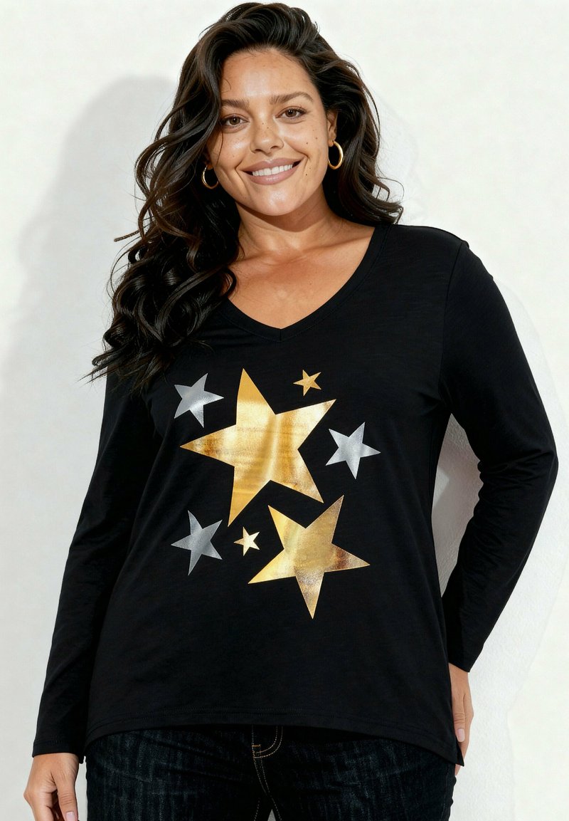Czarna koszulka z długim rękawem i dekoltem w serek, zdobiona metalicznymi złotymi i srebrnymi gwiazdami różnych rozmiarów na przodzie. Miękka tekstura tkaniny.