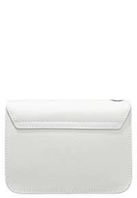 Biały portfel ze skóry o fakturowanym wykończeniu, z klapką i prostymi liniami. Bez widocznych elementów metalowych ani ozdób.