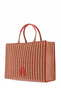 Czerwono-kremowa torba typu tote, wykonana z plecionego materiału, z dwiema rączkami, z wyraźnym czerwonym logo litery "A" na przodzie.