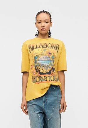 BETWEEN NIGHT DAWN - Nyomott mintás póló - sulfur