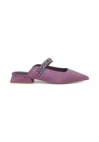 Zapato de ante púrpura tipo slingback con punta afilada, que presenta una tira decorativa con strass y un tacón bajo y angular.