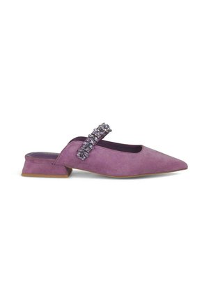 Zapato de ante púrpura tipo slingback con punta afilada, que presenta una tira decorativa con strass y un tacón bajo y angular.