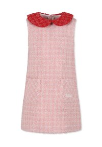 Vestito in tweed rosa con finitura testurizzata, caratterizzato da un colletto floreale rosso a contrasto e due tasche frontali. Chiusura posteriore con cerniera.