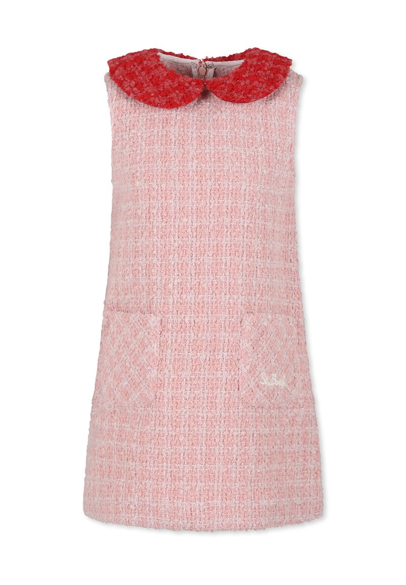Robe en tweed rose à finition texturée, avec un col floral rouge contrastant et deux poches avant. Fermeture éclair au dos.