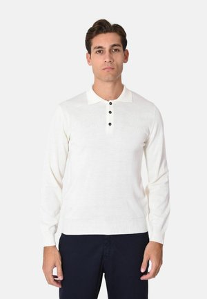 Polo bianco a maniche lunghe con design testurizzato, tre bottoni neri al colletto e polsini e orlo a costine. Vestibilità casual.